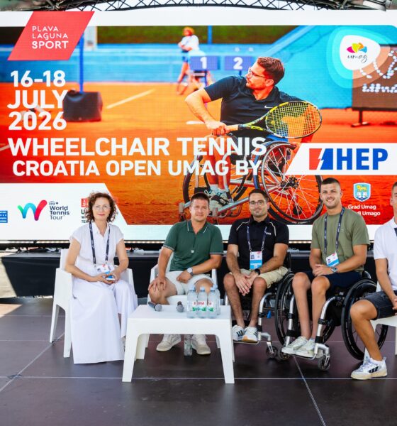 Na fotografiji se nalazi pet osoba koje sjede na pozornici ispred velikog promotivnog ekrana za Wheelchair Tennis Croatia Open Umag by HEP, koji se održava od 16. do 18. srpnja 2026. u Umagu. U pozadini dominira veliki plakat s fotografijom tenisača u kolicima tijekom igre te logotipi organizatora i partnera turnira. Za stolom ispred sudionika nalaze se boce vode i mikrofon, što upućuje na to da je riječ o službenom predstavljanju ili ždrijebu turnira. Među okupljenima su predstavnici organizatora i hrvatski tenisači u kolicima koji će nastupiti na turniru. Fotografija odiše sportskom i svečanom atmosferom te najavljuje početak još jednog izdanja međunarodnog turnira tenisa u kolicima u Umagu.
