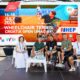 Na fotografiji se nalazi pet osoba koje sjede na pozornici ispred velikog promotivnog ekrana za Wheelchair Tennis Croatia Open Umag by HEP, koji se održava od 16. do 18. srpnja 2026. u Umagu. U pozadini dominira veliki plakat s fotografijom tenisača u kolicima tijekom igre te logotipi organizatora i partnera turnira. Za stolom ispred sudionika nalaze se boce vode i mikrofon, što upućuje na to da je riječ o službenom predstavljanju ili ždrijebu turnira. Među okupljenima su predstavnici organizatora i hrvatski tenisači u kolicima koji će nastupiti na turniru. Fotografija odiše sportskom i svečanom atmosferom te najavljuje početak još jednog izdanja međunarodnog turnira tenisa u kolicima u Umagu.