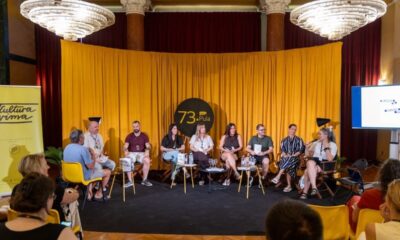 Na fotografiji je prikazano predstavljanje Smjernica svima svugdje održano u sklopu programa Pula PRO na 73. Pula Film Festivalu. Na pozornici ispred prepoznatljive žute festivalske scenografije sjedi sedmero sudionika panel-razgovora, dok jedna govornica drži mikrofon i obraća se publici. Uz sudionike su postavljeni stolovi s primjercima Smjernica i osvježenjem, a iza njih istaknut je znak 73. Pula Film Festivala. S lijeve strane nalazi se banner organizacije Kultura svima, dok je s desne strane ekran s prezentacijom. U prvom planu vidi se publika koja prati predstavljanje u Crvenom salonu Doma hrvatskih branitelja.