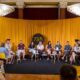 Na fotografiji je prikazano predstavljanje Smjernica svima svugdje održano u sklopu programa Pula PRO na 73. Pula Film Festivalu. Na pozornici ispred prepoznatljive žute festivalske scenografije sjedi sedmero sudionika panel-razgovora, dok jedna govornica drži mikrofon i obraća se publici. Uz sudionike su postavljeni stolovi s primjercima Smjernica i osvježenjem, a iza njih istaknut je znak 73. Pula Film Festivala. S lijeve strane nalazi se banner organizacije Kultura svima, dok je s desne strane ekran s prezentacijom. U prvom planu vidi se publika koja prati predstavljanje u Crvenom salonu Doma hrvatskih branitelja.