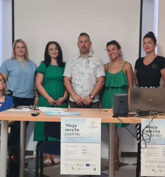 Na fotografiji je zabilježeno predstavljanje projekta „Moja mreža podrške“ u prostorijama Društva distrofičara Istre. Za stolom i ispred promotivnog panoa pozira sedam članova projektnog tima i suradnika, dok je jedna sudionica u prvom planu u invalidskim kolicima. Na stolu se nalaze prijenosno računalo, zvučnik i promotivni materijali projekta, a na prednjoj strani stola istaknuti su plakati s nazivom projekta. U pozadini se vidi projekcijsko platno te zid ukrašen dječjim likovnim radovima, što prostoru daje ugodnu i zajedničku atmosferu. Fotografija simbolizira početak provedbe projekta usmjerenog na pružanje podrške osobama s invaliditetom i njihovim obiteljima.