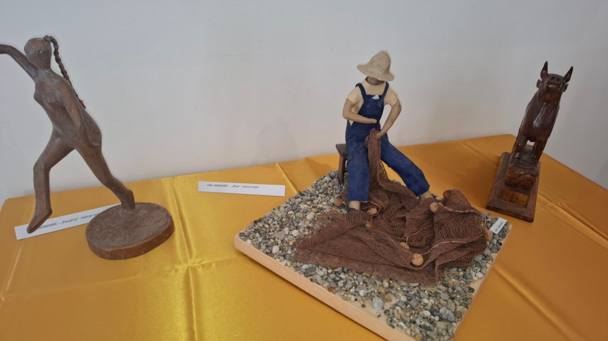 Taktilni umjetnički radovi i skulpture izloženi na stolu.