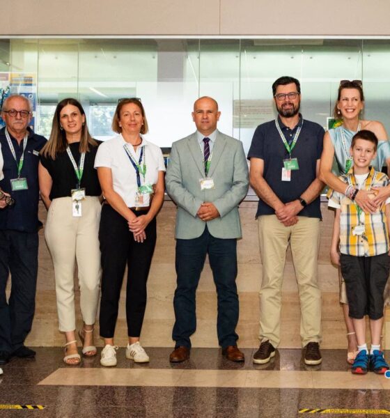 Na fotografiji se nalazi osam osoba koje poziraju u prostoru Zračne luke Zadar, ispred staklenog zida i informacijskog pulta. Skupinu čine zaposlenici zračne luke, predstavnici uključeni u projekt te žena s dječakom, koji stoje na desnoj strani fotografije. Većina prisutnih nosi akreditacije oko vrata, što upućuje na službeni događaj ili predstavljanje nove inicijative. U pozadini su vidljivi promotivni plakati programa Hidden Disabilities Sunflower sa simbolom suncokreta, uključujući poruku na engleskom jeziku: "Not every disability is visible – some are hidden" ("Nije svaki invaliditet vidljiv – neki su nevidljivi"). Na desnoj strani nalazi se i zaslon s logotipom Zračne luke Zadar i motivom suncokreta. Svi sudionici gledaju prema kameri i nasmiješeni su, ostavljajući dojam svečanog obilježavanja pristupanja Zračne luke Zadar programu Hidden Disabilities Sunflower. U donjem desnom kutu fotografije nalazi se logotip Zadar Airporta.