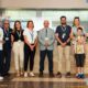 Na fotografiji se nalazi osam osoba koje poziraju u prostoru Zračne luke Zadar, ispred staklenog zida i informacijskog pulta. Skupinu čine zaposlenici zračne luke, predstavnici uključeni u projekt te žena s dječakom, koji stoje na desnoj strani fotografije. Većina prisutnih nosi akreditacije oko vrata, što upućuje na službeni događaj ili predstavljanje nove inicijative. U pozadini su vidljivi promotivni plakati programa Hidden Disabilities Sunflower sa simbolom suncokreta, uključujući poruku na engleskom jeziku: "Not every disability is visible – some are hidden" ("Nije svaki invaliditet vidljiv – neki su nevidljivi"). Na desnoj strani nalazi se i zaslon s logotipom Zračne luke Zadar i motivom suncokreta. Svi sudionici gledaju prema kameri i nasmiješeni su, ostavljajući dojam svečanog obilježavanja pristupanja Zračne luke Zadar programu Hidden Disabilities Sunflower. U donjem desnom kutu fotografije nalazi se logotip Zadar Airporta.