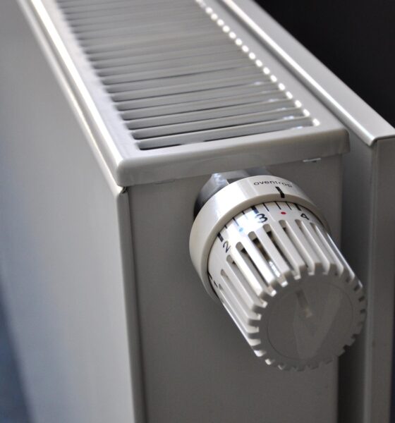 Bijeli radijator s termostatskim ventilom postavljenim na srednju temperaturu.