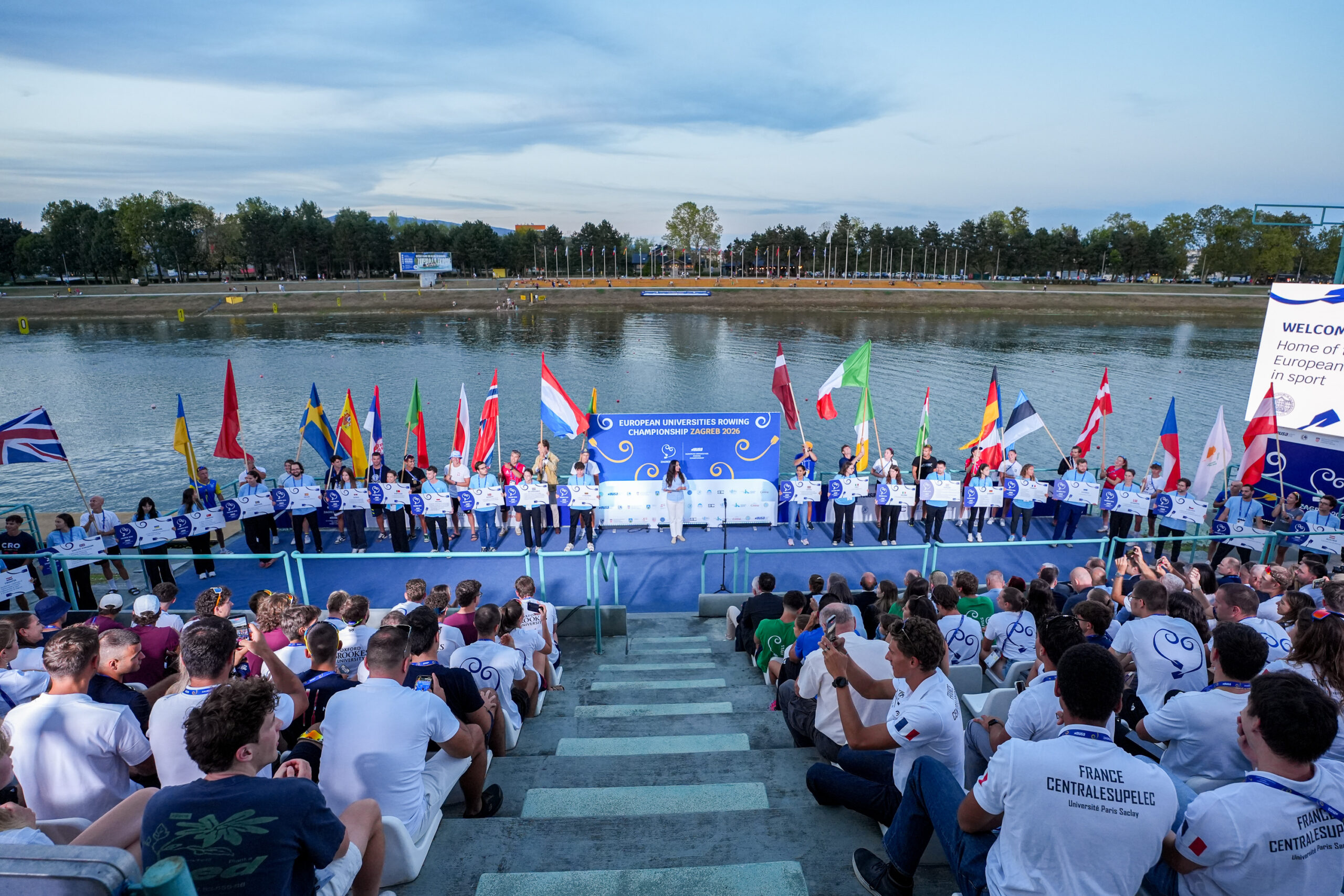 Otvorenje Europskog sveučilišnog prvenstva u veslanju Zagreb 2026. uz Jarunsko jezero i zastave zemalja sudionica.