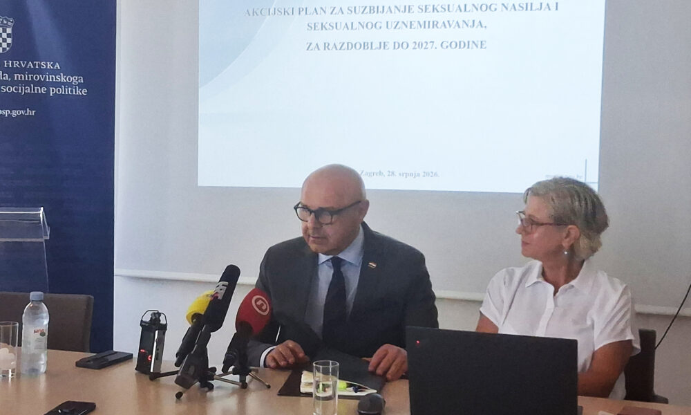 Na konferenciji za medije predstavljen je Akcijski plan za suzbijanje seksualnog nasilja i seksualnog uznemiravanja do 2027. godine. Za stolom sjede dvije osobe, ispred njih su mikrofoni i prijenosno računalo, dok je u pozadini projiciran naslov dokumenta i datum predstavljanja.