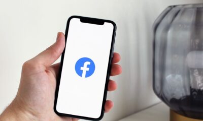Ruka drži pametni telefon na čijem je zaslonu prikazan logotip Facebooka.