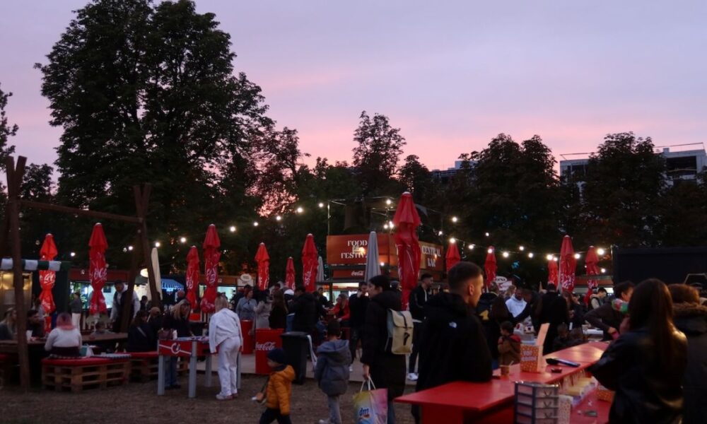 Posjetitelji uživaju u ponudi festivala hrane na otvorenom u večernjim satima.