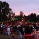 Posjetitelji uživaju u ponudi festivala hrane na otvorenom u večernjim satima.