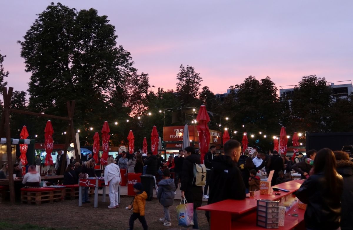 Posjetitelji uživaju u ponudi festivala hrane na otvorenom u večernjim satima.