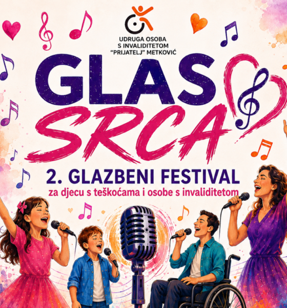 Na fotografiji je plakat za 2. glazbeni festival „Glas srca“, koji organizira Udruga osoba s invaliditetom „Prijatelj“ Metković. U središtu plakata istaknut je veliki natpis „GLAS SRCA“, a ispod njega piše da je riječ o 2. glazbenom festivalu za djecu s teškoćama i osobe s invaliditetom. Na vrhu se nalazi logo i naziv udruge. Plakat je vedar i šaren, ukrašen notama, srcima i mrljama akvarela u ružičastim, ljubičastim, narančastim i plavim tonovima. U donjem dijelu prikazano je nekoliko osoba koje pjevaju, među kojima su djeca, odrasla osoba u invalidskim kolicima i pjevačica. U središtu se nalazi veliki retrofon, odnosno stari mikrofon. Cijeli vizual naglašava glazbu, zajedništvo, različitost, uključivanje i slobodu izražavanja, a svojim veselim bojama i motivima ostavlja dojam toplog i pozitivnog glazbenog događaja.