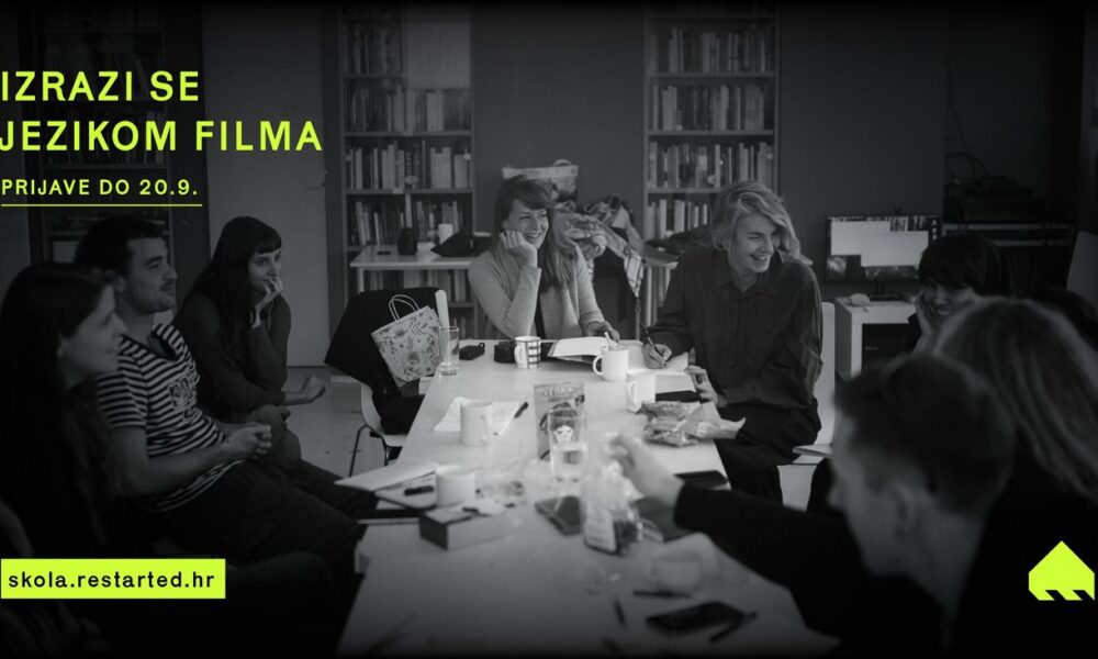 Promotivni vizual za radionicu 'Izrazi se jezikom filma' prikazuje skupinu sudionika okupljenih oko stola tijekom razgovora i kreativnog rada. Na slici su istaknuti tekst 'Izrazi se jezikom filma', rok za prijavu do 20. rujna te mrežna adresa skola.restarted.hr.