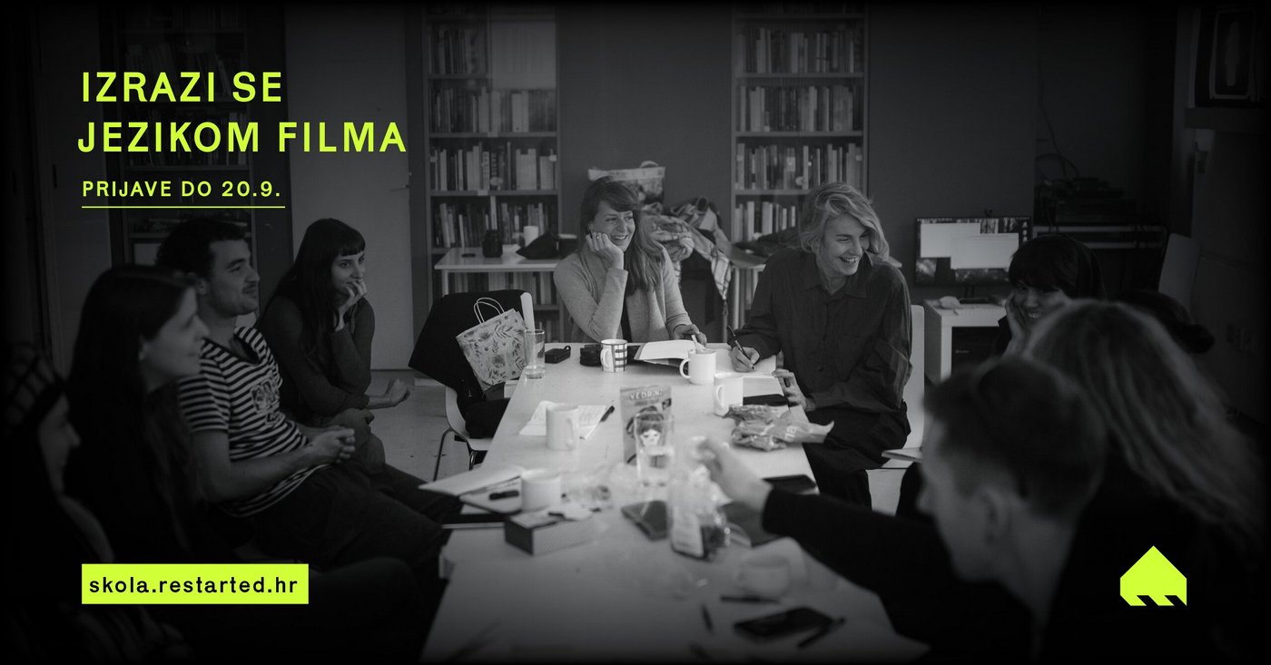 Promotivni vizual za radionicu 'Izrazi se jezikom filma' prikazuje skupinu sudionika okupljenih oko stola tijekom razgovora i kreativnog rada. Na slici su istaknuti tekst 'Izrazi se jezikom filma', rok za prijavu do 20. rujna te mrežna adresa skola.restarted.hr.
