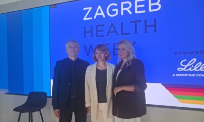 Troje sudionika pozira ispred zaslona s natpisom ‘Zagreb Health Week’.