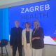 Troje sudionika pozira ispred zaslona s natpisom ‘Zagreb Health Week’.