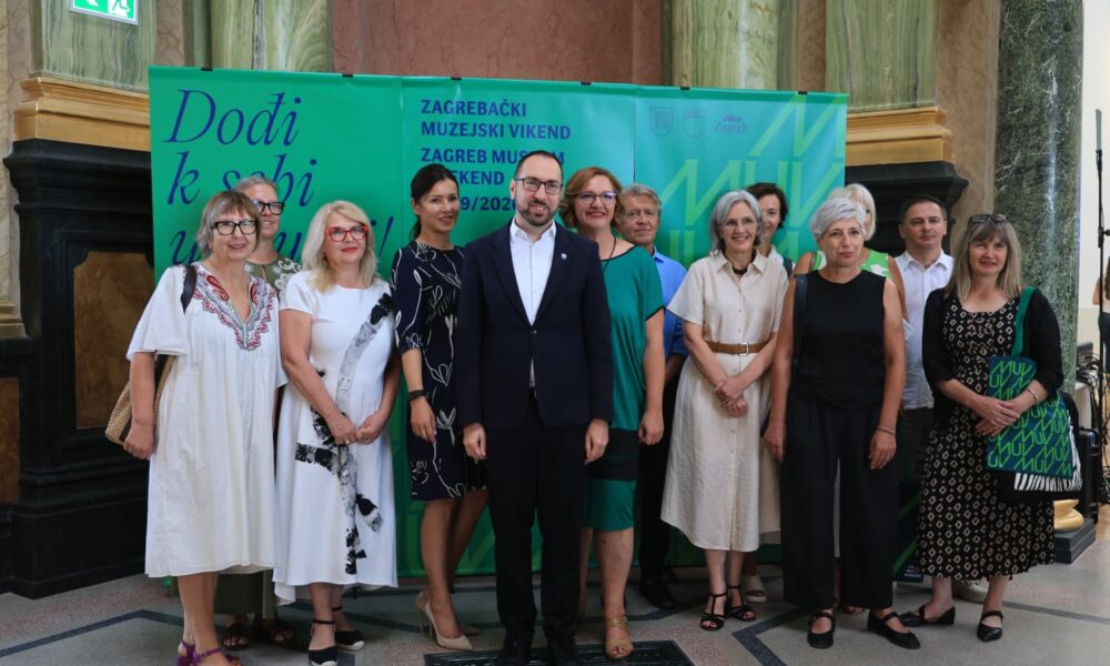 Sudionici Zagrebačkog muzejskog vikenda poziraju ispred službenog panoa događanja.