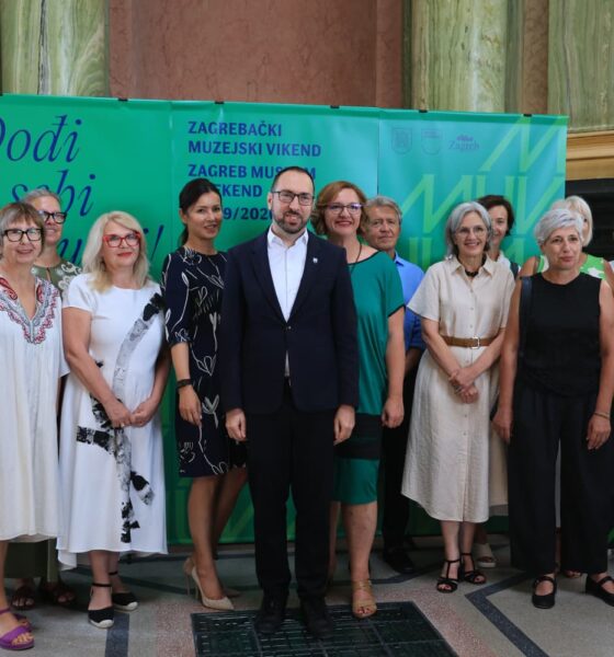Sudionici Zagrebačkog muzejskog vikenda poziraju ispred službenog panoa događanja.