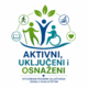 Na fotografiji se nalazi promotivni vizual za program „Aktivni, uključeni i osnaženi – integrirani program uključivanja osoba s invaliditetom“. U središtu ilustracije prikazane su tri stilizirane ljudske figure koje simboliziraju zajedništvo, podršku i uključivanje. Jedna figura prikazana je s bijelim štapom, predstavljajući osobu s oštećenjem vida, druga je u invalidskim kolicima, dok središnja plava figura s podignutim rukama simbolizira osnaživanje, aktivno sudjelovanje i jednakost. Iznad njih nalaze se tri zelena lista koji predstavljaju rast, razvoj i kvalitetniji život. Oko središnjeg motiva raspoređene su ikone koje predstavljaju područja djelovanja programa: nordijsko hodanje i tjelesnu aktivnost, financijsku pismenost i ekonomsko osnaživanje, brigu o zdravlju i dobrobiti te edukaciju i cjeloživotno učenje. Sve elemente povezuje kružna zelena linija koja simbolizira povezanost, suradnju i cjelovit pristup podršci korisnicima. U donjem dijelu vizuala istaknut je naziv programa „Aktivni, uključeni i osnaženi“ u plavoj i zelenoj boji, dok se ispod nalazi podnaslov „Integrirani program uključivanja osoba s invaliditetom“. Dominantne plava i zelena boja simboliziraju povjerenje, sigurnost, zdravlje, rast i uključivost.