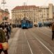 Stari plavi tramvaj prolazi središtem Zagreba među brojnim pješacima.