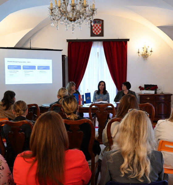 Sudionice predstavljanja projekta Muzeja Prigorja pred publikom u svečanoj dvorani.