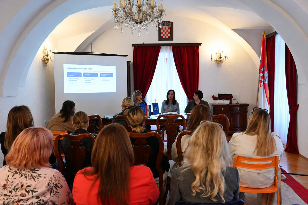 Sudionice predstavljanja projekta Muzeja Prigorja pred publikom u svečanoj dvorani.
