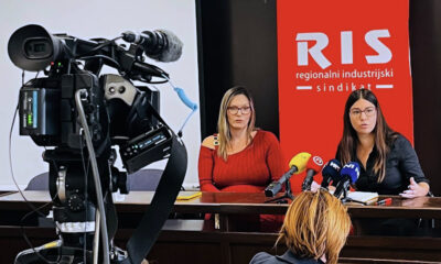Dvije žene govore na konferenciji za medije Regionalnog industrijskog sindikata, ispred novinarskih mikrofona.