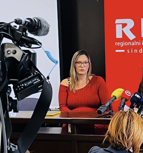 Dvije žene govore na konferenciji za medije Regionalnog industrijskog sindikata, ispred novinarskih mikrofona.
