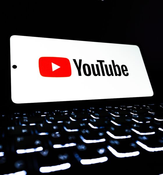 Na računalu se vidi ikonica YouTube