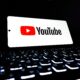 Na računalu se vidi ikonica YouTube