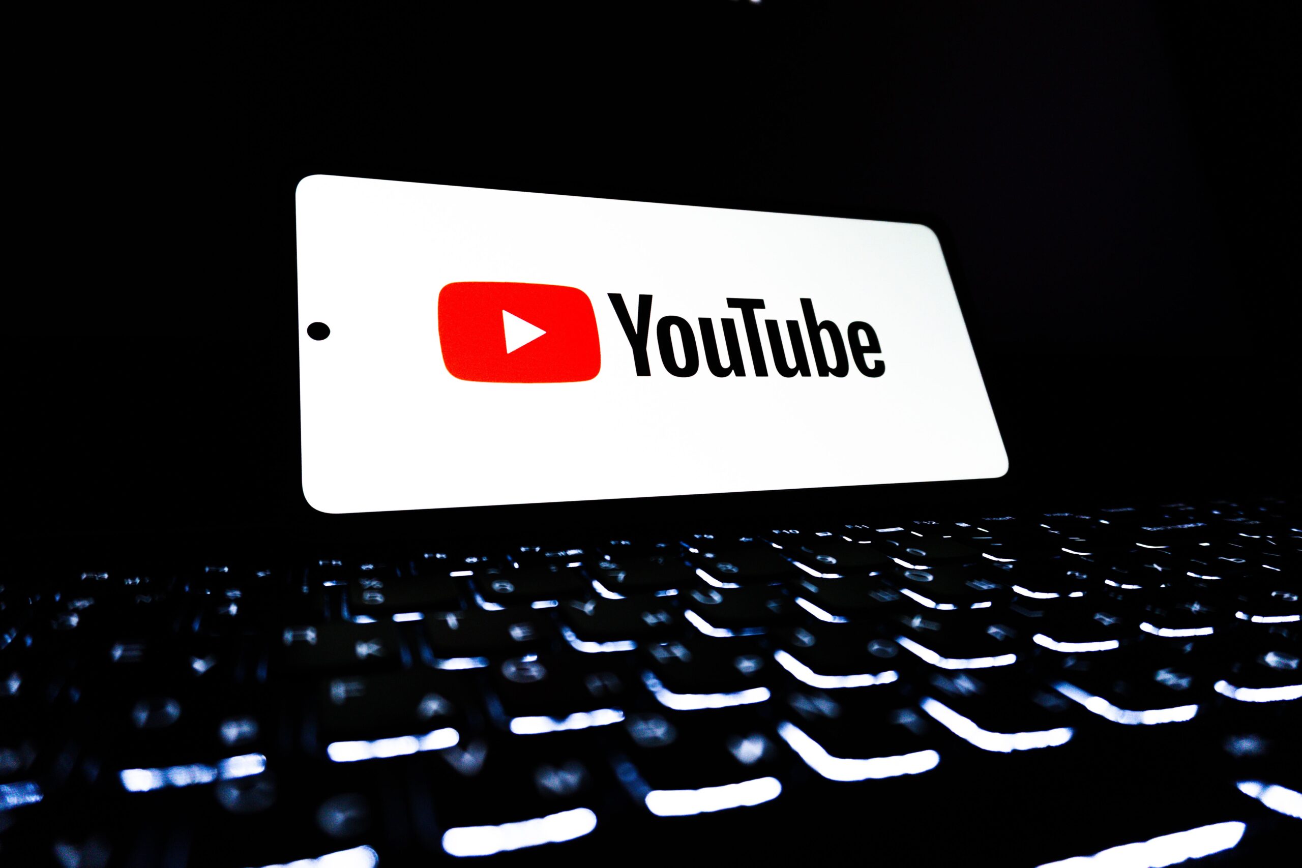 Na računalu se vidi ikonica YouTube