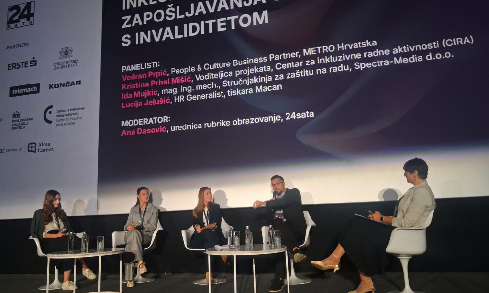 Panel-rasprava o zapošljavanju osoba s invaliditetom s četvero panelista i moderatoricom.