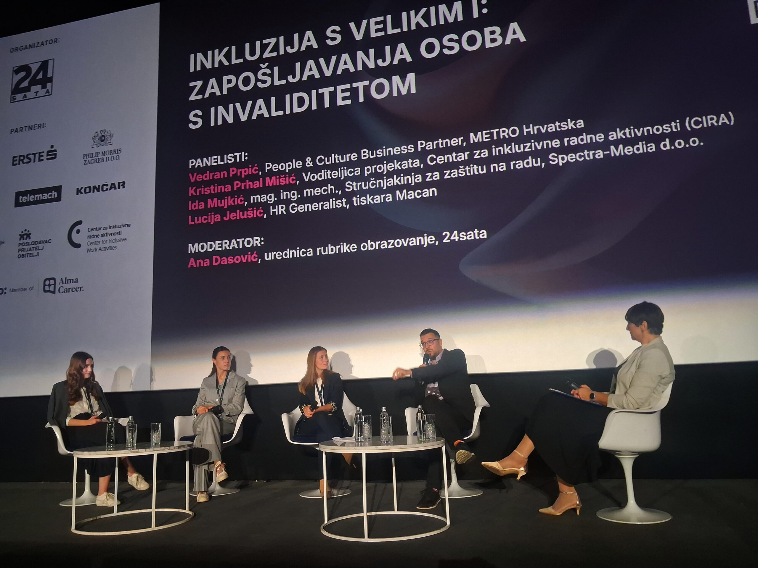 Panel-rasprava o zapošljavanju osoba s invaliditetom s četvero panelista i moderatoricom.