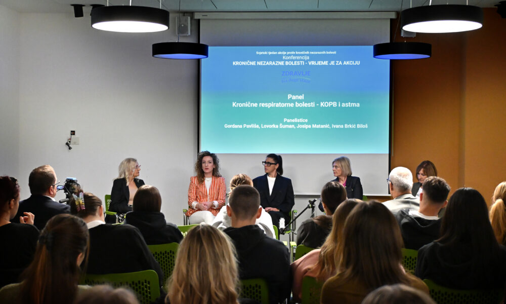 Panel-rasprava o kroničnim respiratornim bolestima pred publikom na zdravstvenoj konferenciji.