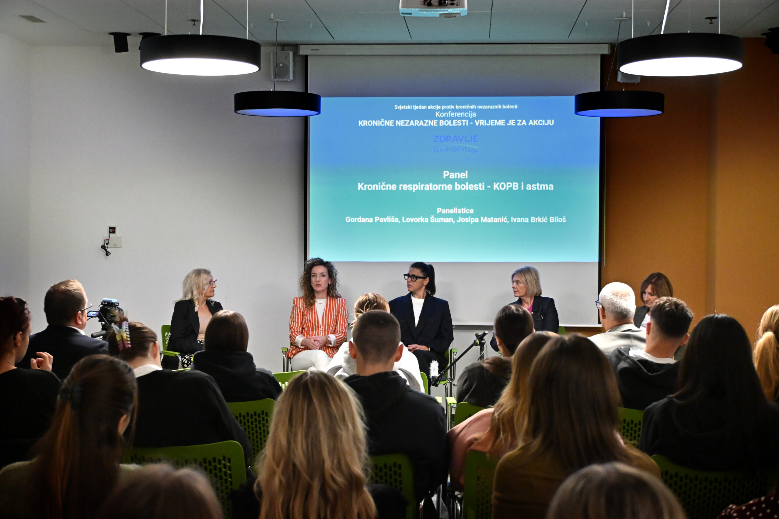 Panel-rasprava o kroničnim respiratornim bolestima pred publikom na zdravstvenoj konferenciji.