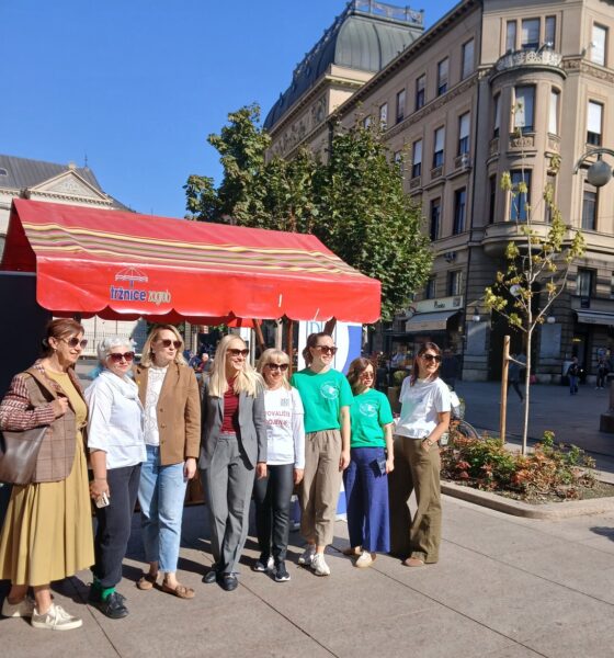 Skupina žena pozira na javnom događanju na otvorenom ispred štanda Tržnica Zagreb.