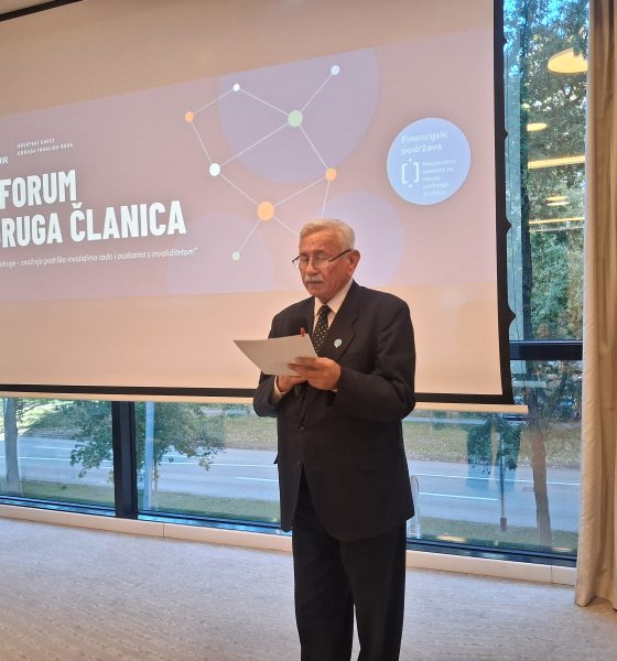 Muškarac u odijelu čita govor na II. forumu udruga članica Hrvatskog saveza udruga invalida rada.