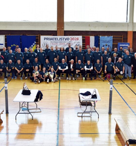Slika prikazuje više ljudi u sportskoj dvprani.