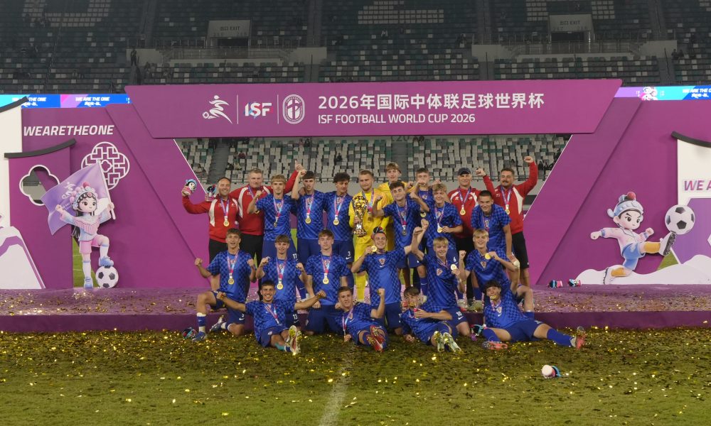 Hrvatska školska nogometna reprezentacija slavi osvajanje Svjetskog prvenstva u Kini.