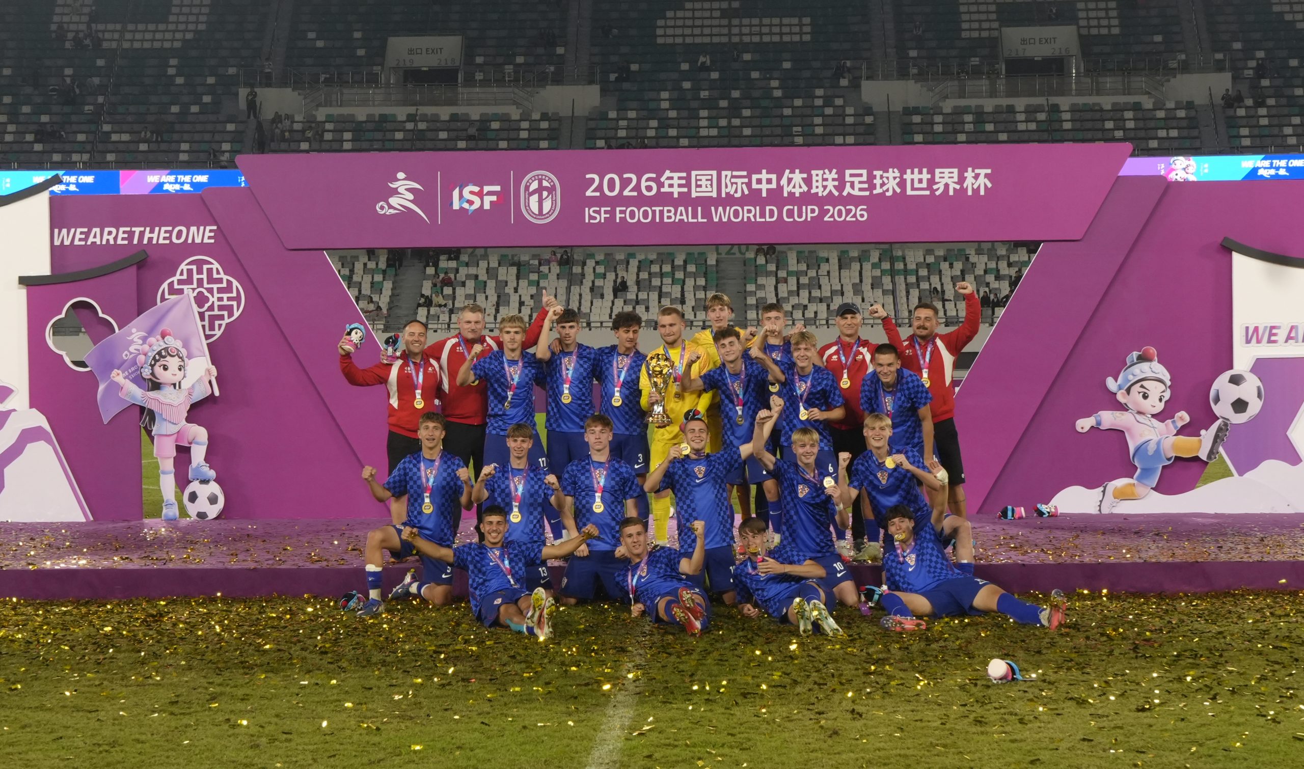 Hrvatska školska nogometna reprezentacija slavi osvajanje Svjetskog prvenstva u Kini.