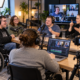 Sudionici inkluzivnog podcasta razgovaraju u studiju, uz mikrofone, kamere i prevoditeljicu na znakovni jezik.