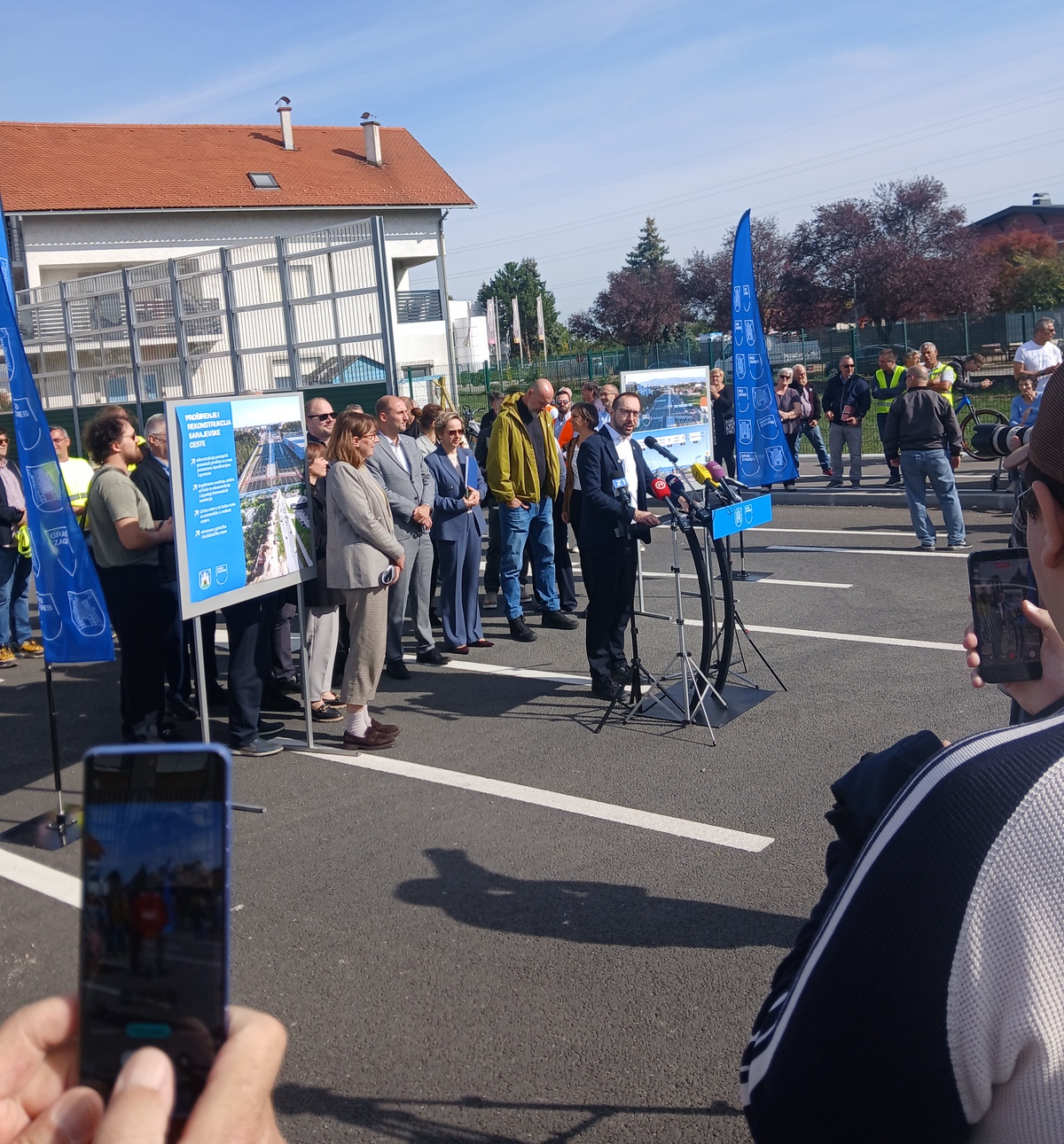 Govornik se obraća okupljenima na otvorenju obnovljene prometnice, uz predstavnike Grada Zagreba.
