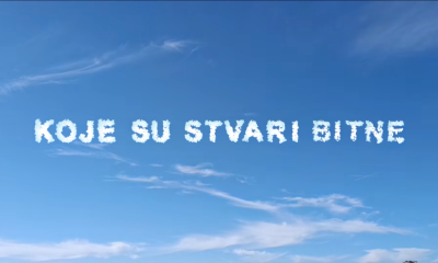 Plavo nebo s natpisom „Koje su stvari bitne“ oblikovanim od bijelih oblaka.