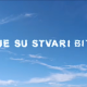 Plavo nebo s natpisom „Koje su stvari bitne“ oblikovanim od bijelih oblaka.