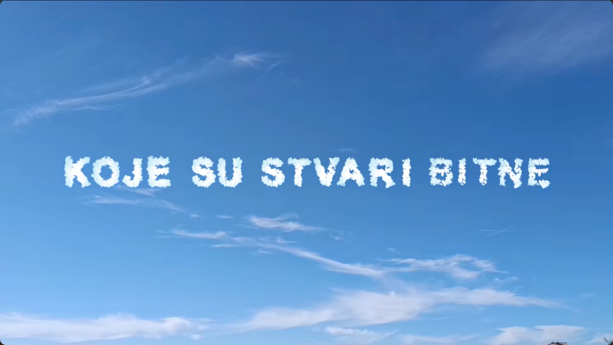 Plavo nebo s natpisom „Koje su stvari bitne“ oblikovanim od bijelih oblaka.