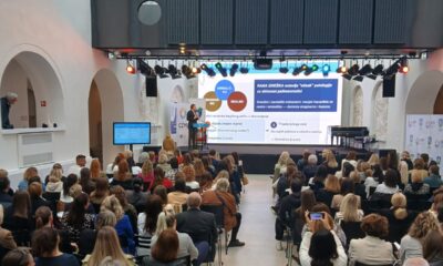 Publika prati izlaganje o mentalnom zdravlju na konferenciji u ispunjenoj dvorani.