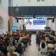 Publika prati izlaganje o mentalnom zdravlju na konferenciji u ispunjenoj dvorani.