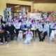 Na fotografiji su predstavnici Udruge slijepih USKA i učenici Osnovne škole Dubovac tijekom edukativnog susreta u knjižnici. Sudionici drže edukativne slikovnice „Zola i Erik u šetnji gradom“, a u prvom planu nalazi se pas vodič. Uz predstavljanje Brailleova pisma, bijelog štapa i pomagala za slijepe osobe, djeca su imala priliku upoznati se sa svakodnevnim životom osoba s oštećenjem vida. Susret je protekao u veselom i prijateljskom ozračju, s ciljem podizanja svijesti o važnosti razumijevanja, pristupačnosti i uključivanja slijepih i slabovidnih osoba u društvo.