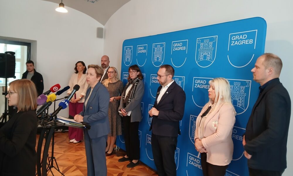 Predstavnici Grada Zagreba na konferenciji za medije, uz govornicu i prevoditeljicu na znakovni jezik.