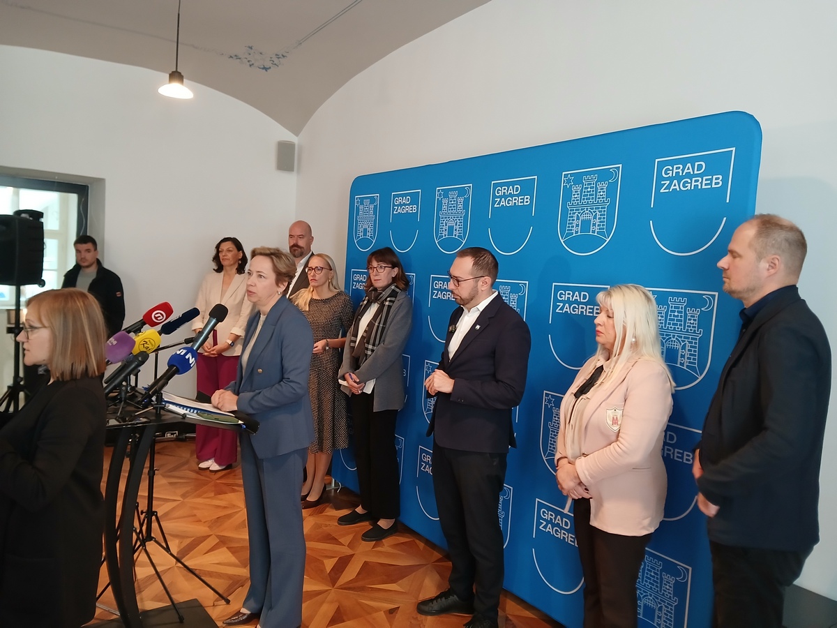 Predstavnici Grada Zagreba na konferenciji za medije, uz govornicu i prevoditeljicu na znakovni jezik.